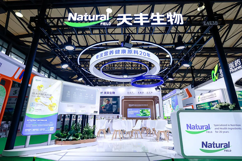 Le stand Natural Field attire une foule nombreuse dans une ambiance de discussions animées lors du premier jour du CPHI 2026.